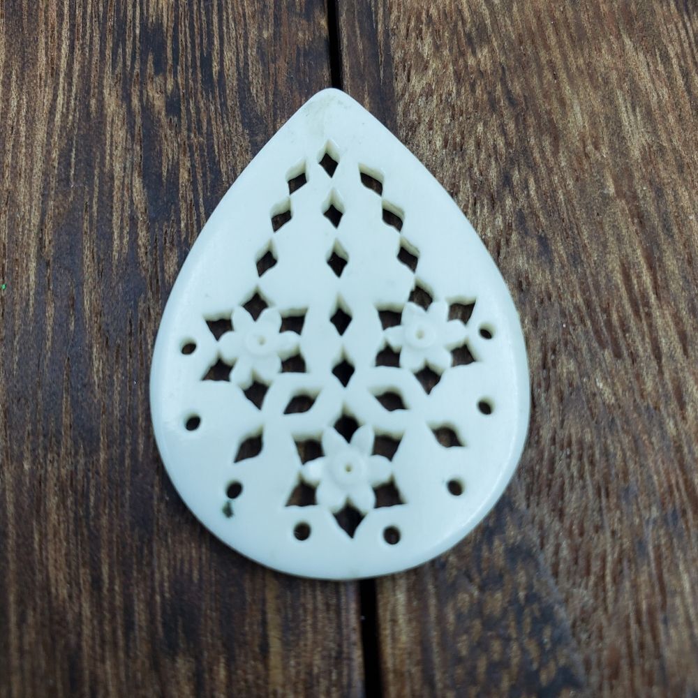 Freshwater porcelain mother of pearl carved necklace pendant